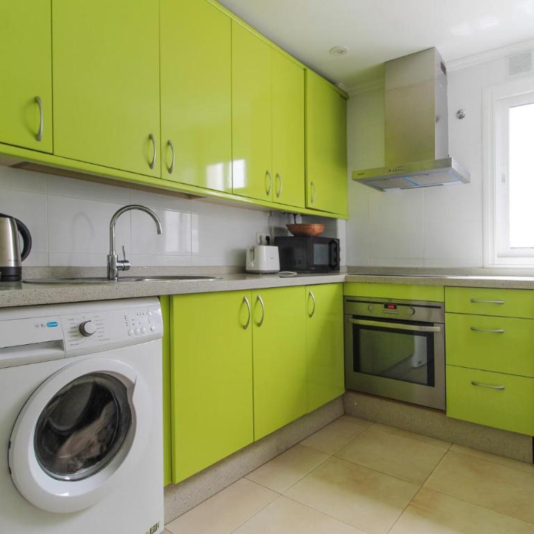 4 Bedroom Pet Friendly Apartment In Estepona - Apartamento con 4 dormitorios - 4