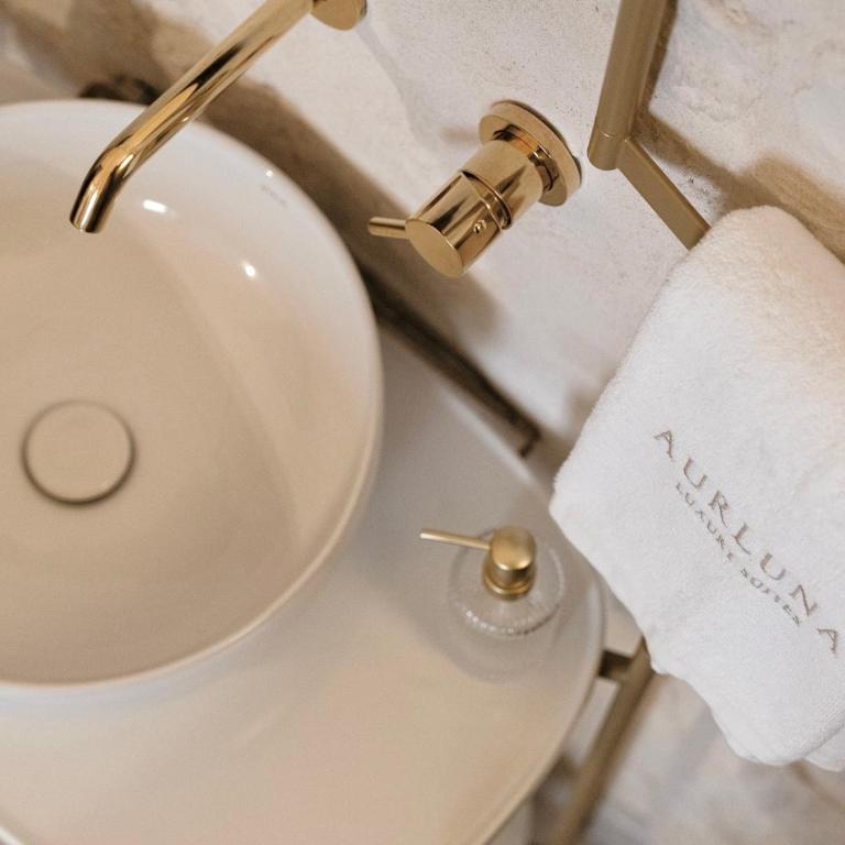 Aurluna Luxury Suites - Suite with Terrace - 16