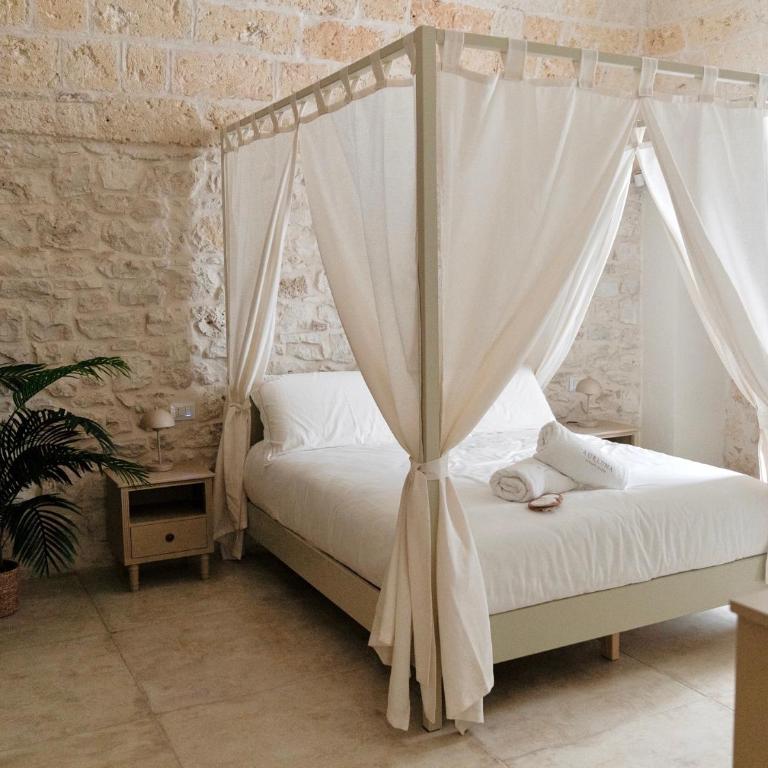 Aurluna Luxury Suites - Suite with Hot Tub - 3