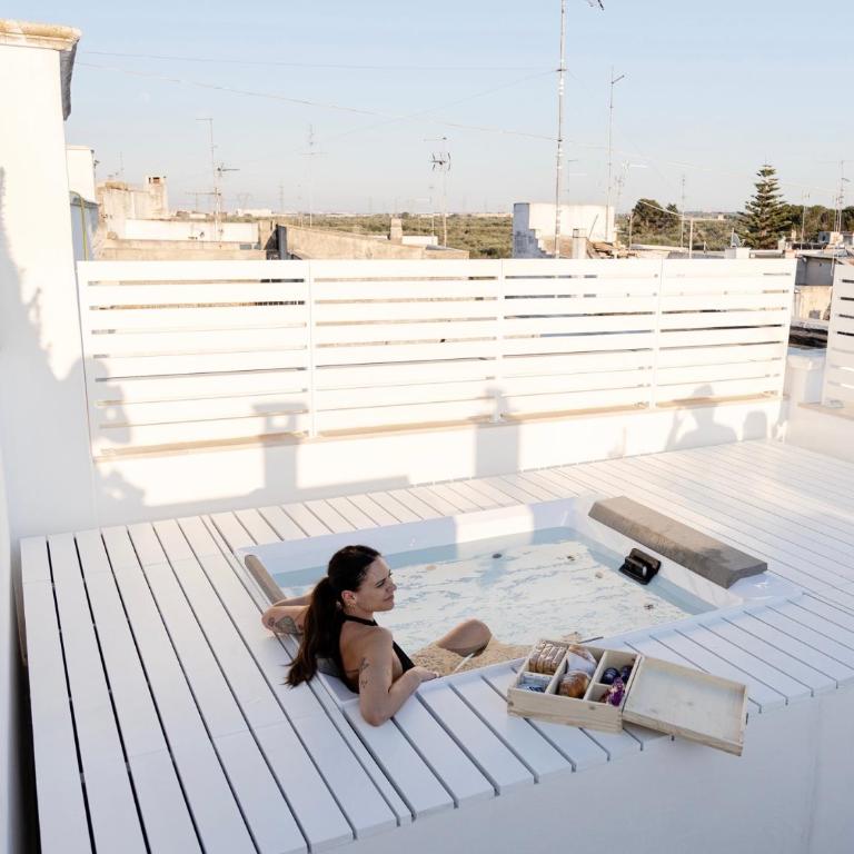 Aurluna Luxury Suites - Suite with Hot Tub - 19