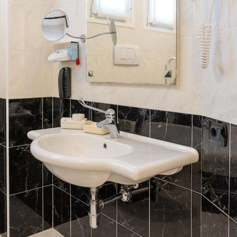 Hotels Vidi Miramare & Delfino - Double Room with Lateral Sea View - 18