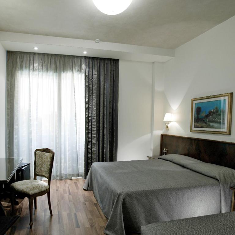 Hotel Ambasciatori - Vierbettzimmer mit Balkon - 1