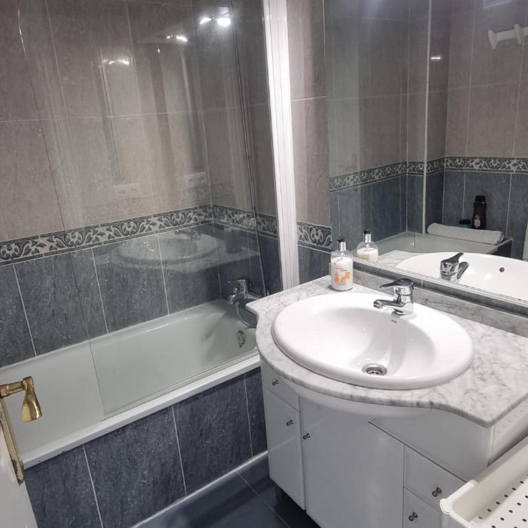 Room in shared Apartment in suite bathroom WiFi 2 swimming Pools Panoramic views Mijas Marbella - Apartment mit 2 Schlafzimmern - 60