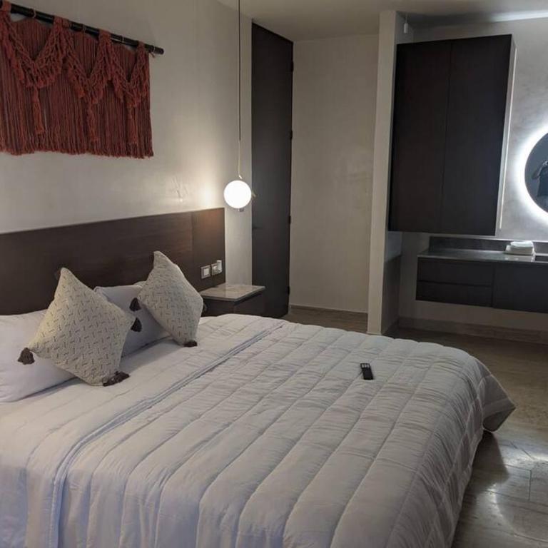 NEW Luxury PH with Private Terrace & Plunge Pool - Three-Bedroom Apartment - 14