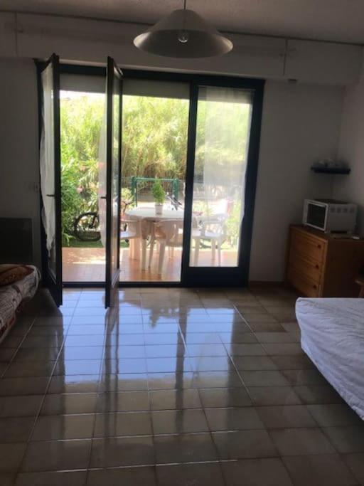 Grand Studio rez de jardin avec parking à 5 min à pieds de la mer et commerces - Appartement 1 Chambre - 10