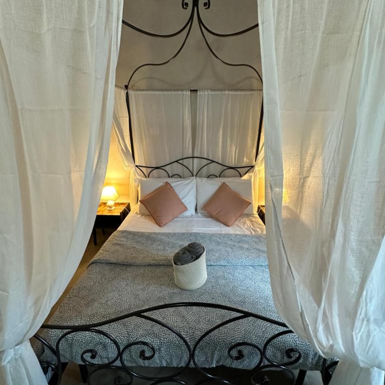 - Il Casale Toscano - 5 minutes by car from Pisa Tower - CHECK IN FROM 3 PM - Rooms only with fan - No breakfast & No fridge - Free parking - - Ampia Camera Matrimoniale - 4
