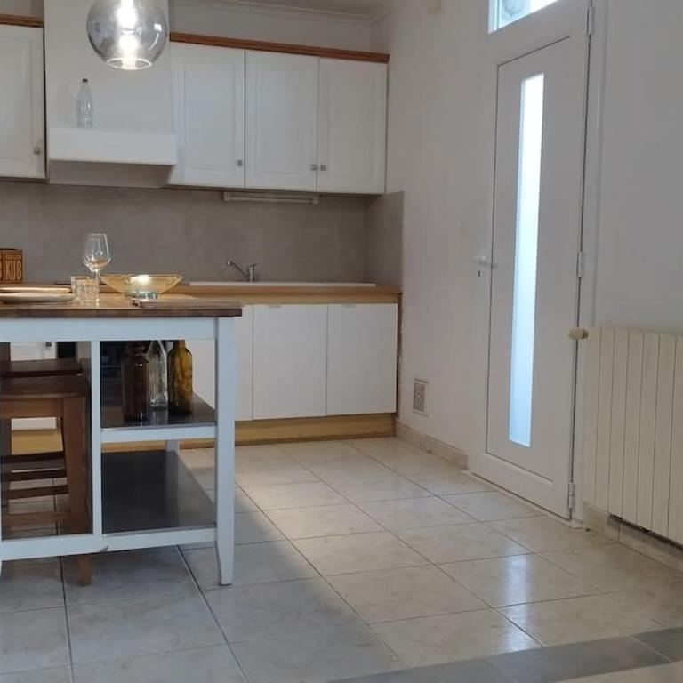 Charmante Maison T2 plein pied avec extérieur - Calme - Parking facile et gratuit, aux Arènes - Villa 1 Chambre - 12