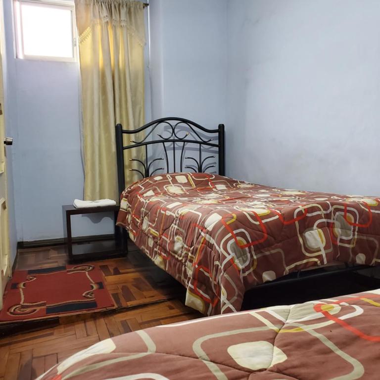 Hostal Juana de Arco - Double Room with Shared Bathroom - 1