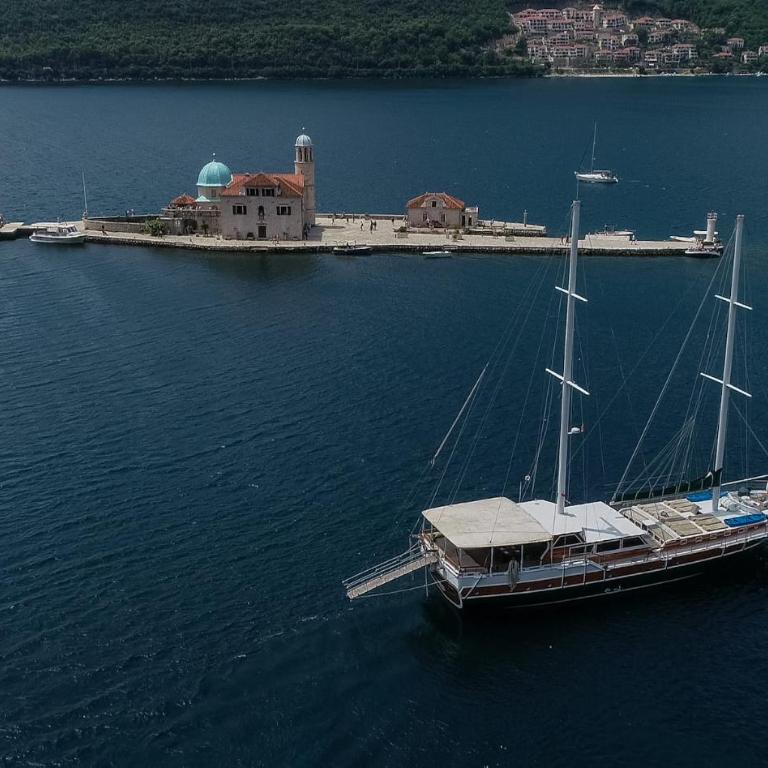 Traditional Sailing Yacht - Mobile Home - 11