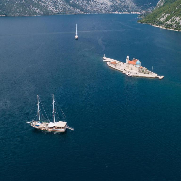 Traditional Sailing Yacht - Mobile Home - 12