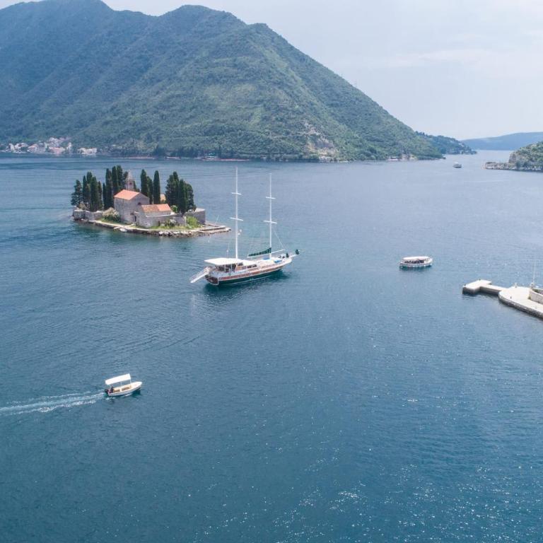 Traditional Sailing Yacht - Mobile Home - 10