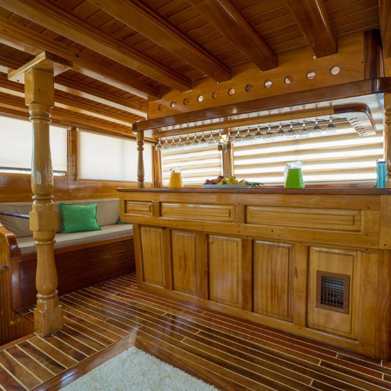 Traditional Sailing Yacht - Mobile Home - 29