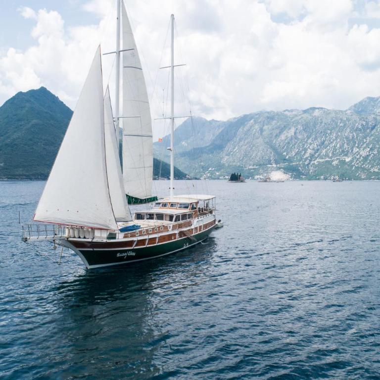 Traditional Sailing Yacht - Mobile Home - 13