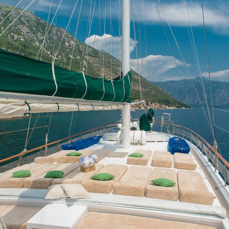 Traditional Sailing Yacht - Mobile Home - 18