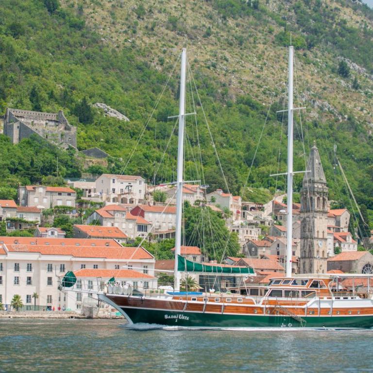 Traditional Sailing Yacht - Mobile Home - 3