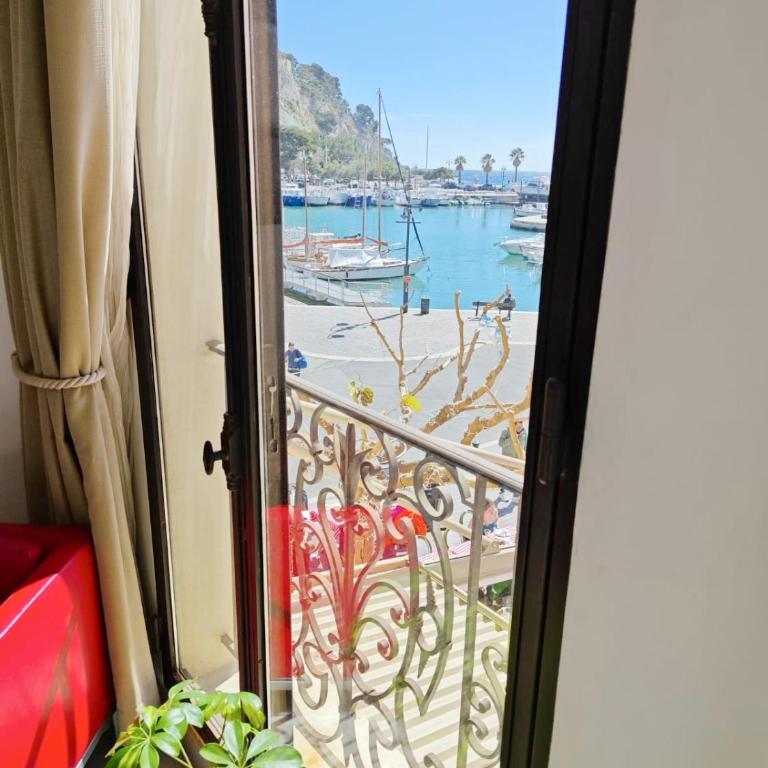 Cassis Loc - Chambre Meublée - Studio with Sea View - Not in a hotel - 3