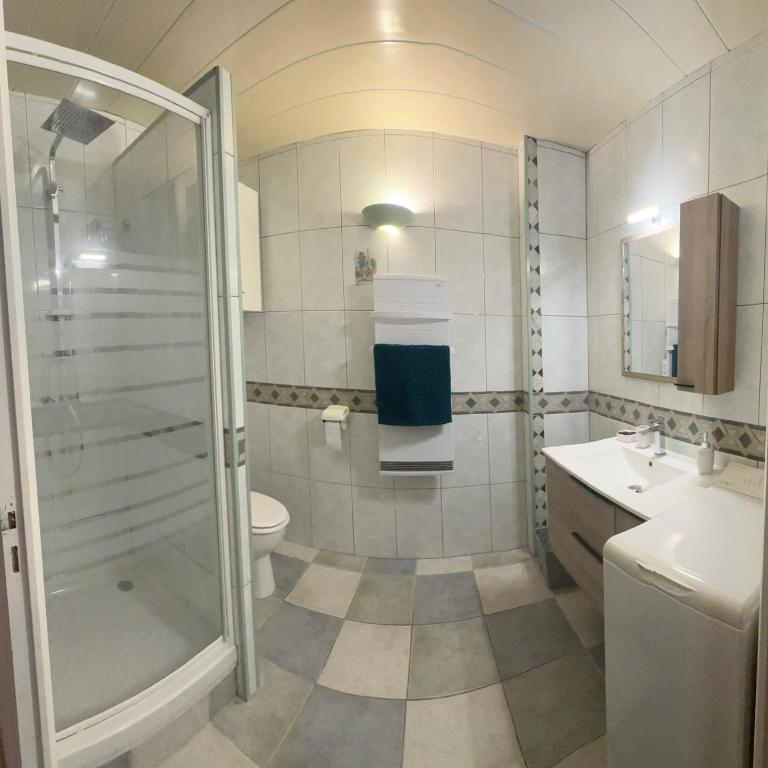 Appartement spacieux de plein pied avec 2 chambres, cuisine, salon, terrasse à 2 minutes de la plage - Appartement 2 Chambres - 11