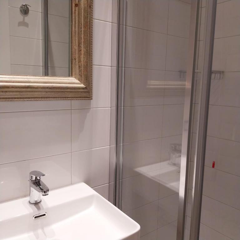 Hotel Montreal - Small Double Room - 2