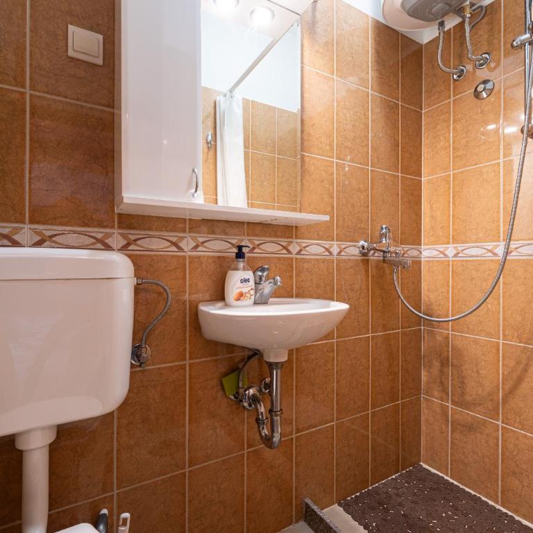 Majestic City Apartments - Studio - 9