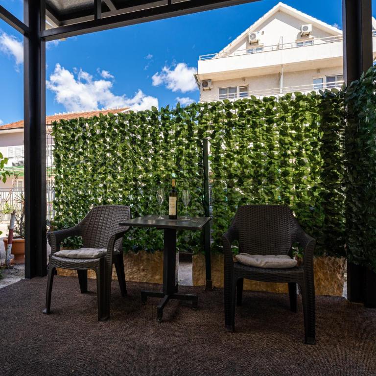 Majestic City Apartments - Studio - 10