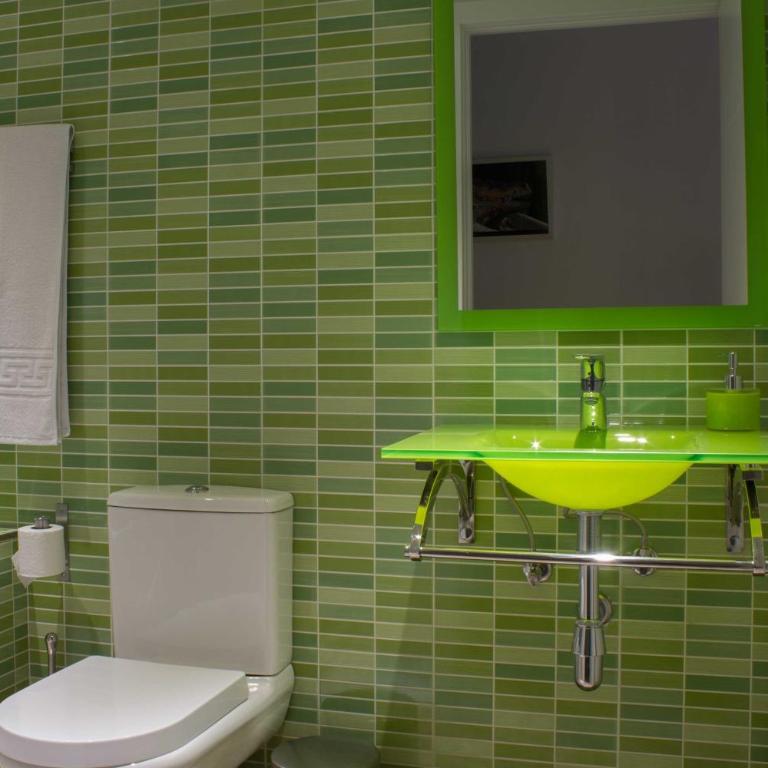 Hostal Nova Barcelona - Triple Room with Private Bathroom - 29