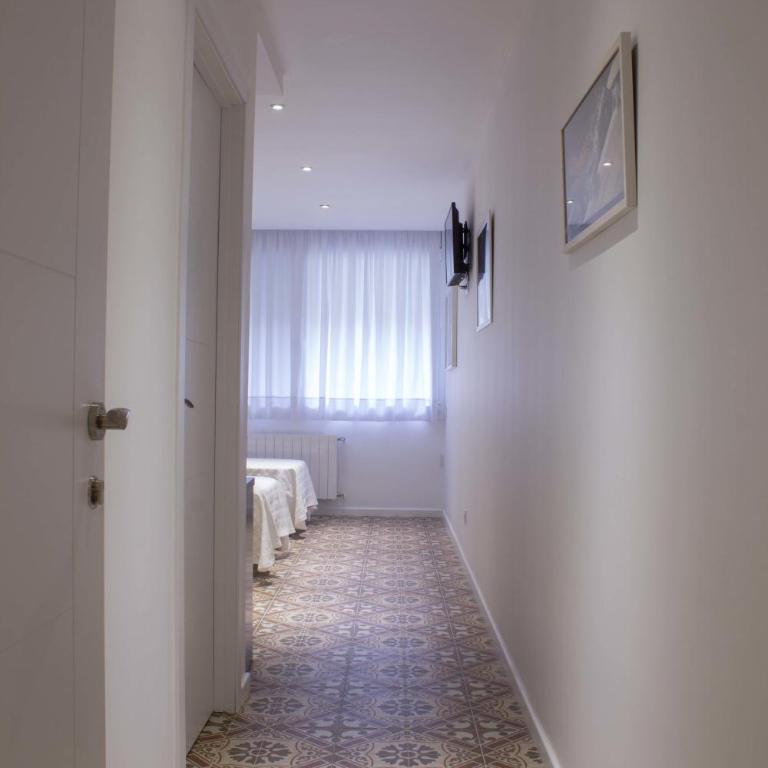 Hostal Nova Barcelona - Triple Room with Private Bathroom - 6