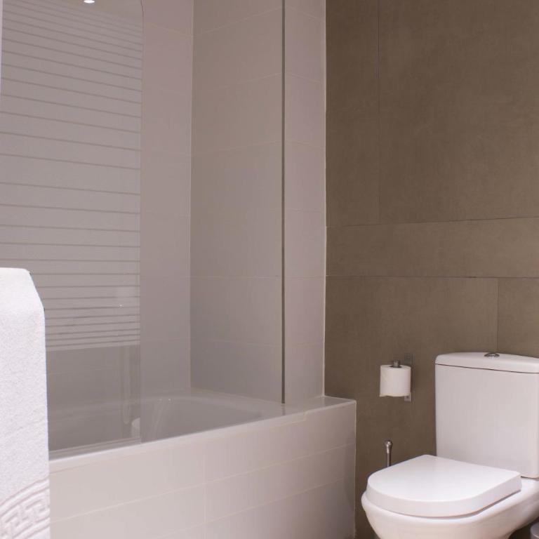 Hostal Nova Barcelona - Triple Room with Private Bathroom - 10