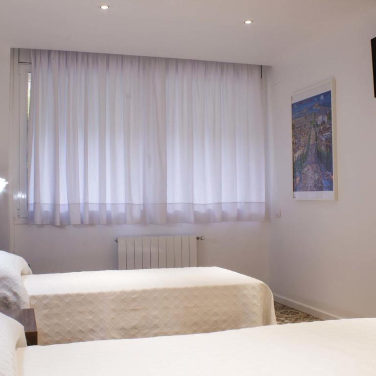 Hostal Nova Barcelona - Triple Room with Private Bathroom - 12
