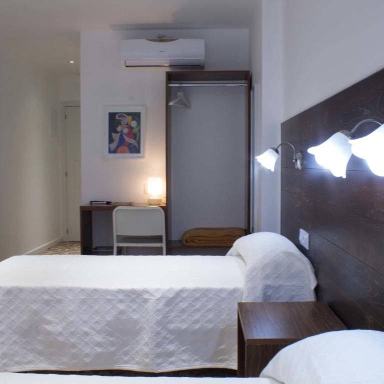 Hostal Nova Barcelona - Triple Room with Private Bathroom - 13