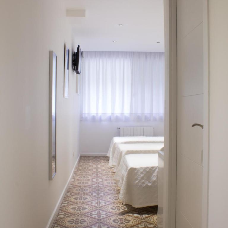Hostal Nova Barcelona - Triple Room with Private Bathroom - 16