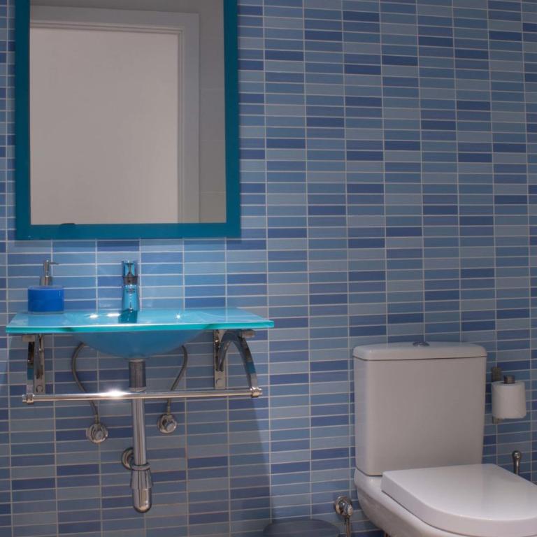 Hostal Nova Barcelona - Triple Room with Private Bathroom - 17