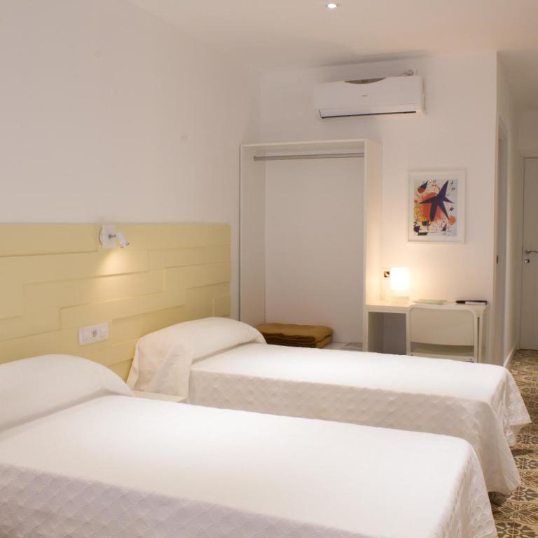Hostal Nova Barcelona - Triple Room with Private Bathroom - 21