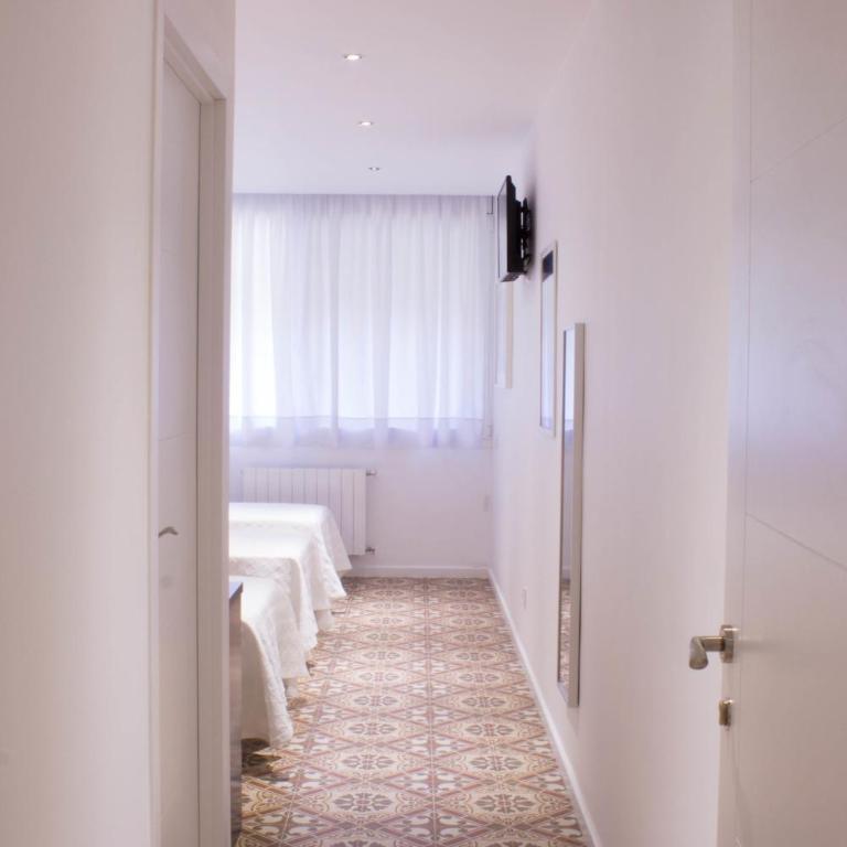 Hostal Nova Barcelona - Triple Room with Private Bathroom - 24