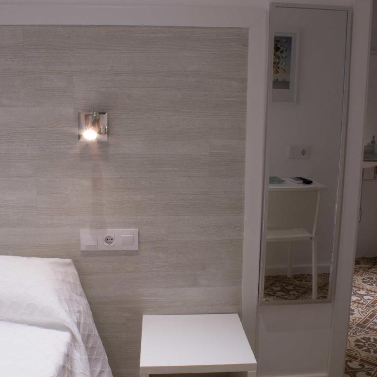 Hostal Nova Barcelona - Single Room - Disability Access with Private Bathroom - 1