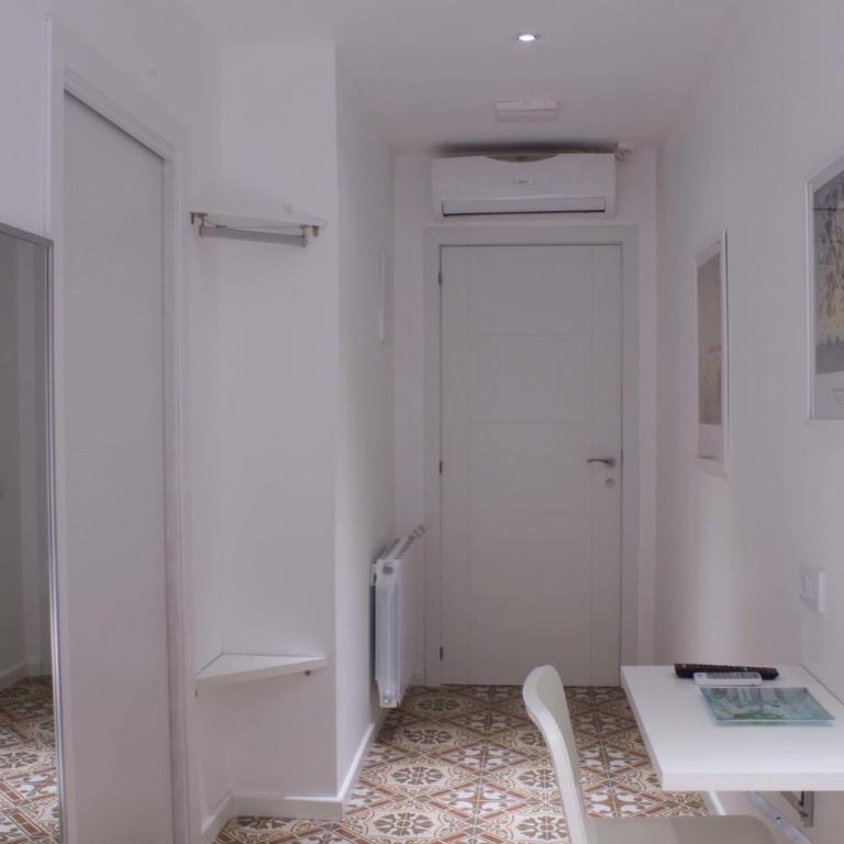 Hostal Nova Barcelona - Single Room - Disability Access with Private Bathroom - 7