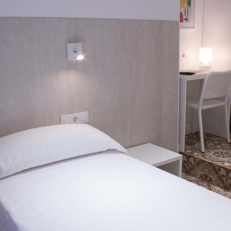 Hostal Nova Barcelona - Double or Twin Room with Private Bathroom - 9