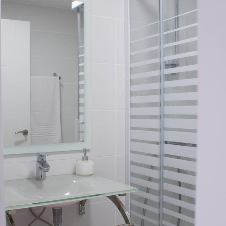 Hostal Nova Barcelona - Double or Twin Room with Private Bathroom - 14