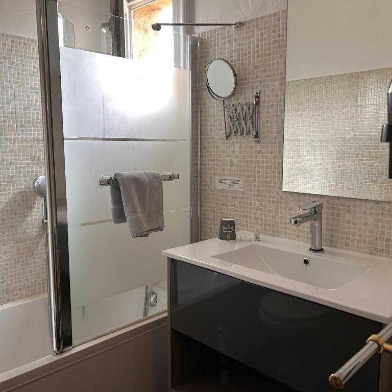 Logis Hôtels La Bastide des Golfs - Chambre Triple - 3