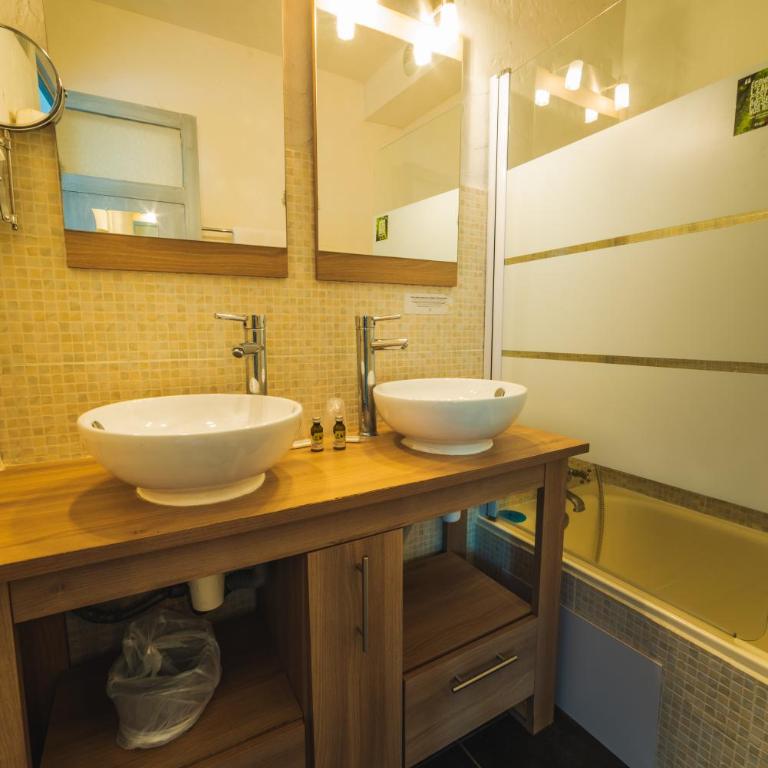 Logis Hôtels La Bastide des Golfs - Chambre Triple - 1