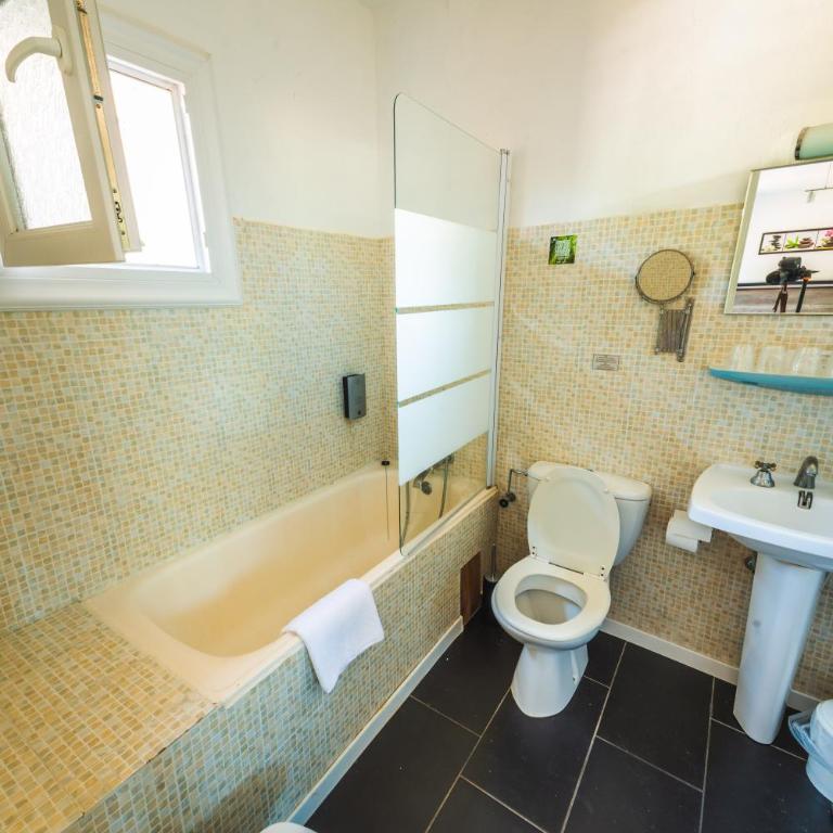 Logis Hôtels La Bastide des Golfs - Chambre Quadruple - Vue sur Jardin - 2