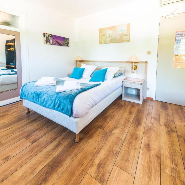 Logis Hôtels La Bastide des Golfs - Chambre Quadruple - Vue sur Jardin - 1