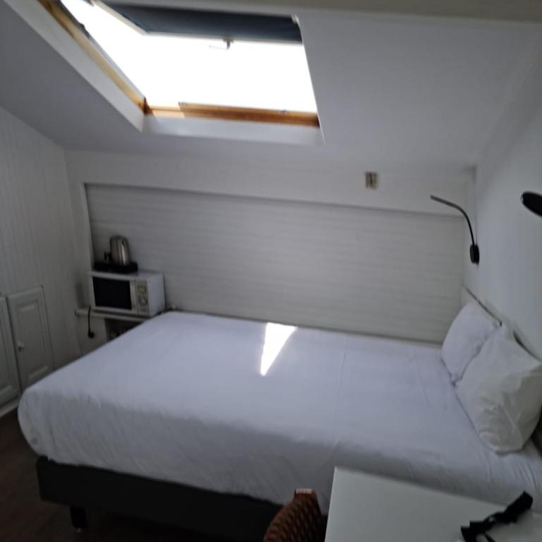 HOTEL PARIS PANAM-PERE LACHAISE-PLACE GAMBETTA-HOPITAL TENON-REPUBLIQUe - Studio Triple Standard - 6