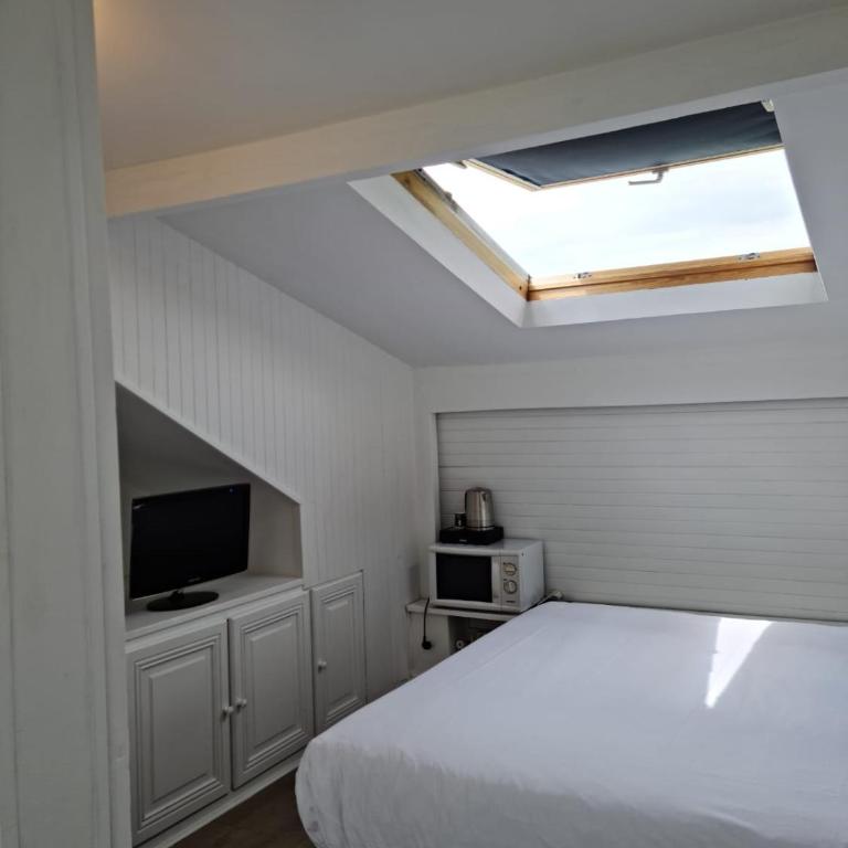 HOTEL PARIS PANAM-PERE LACHAISE-PLACE GAMBETTA-HOPITAL TENON-REPUBLIQUe - Studio Triple Standard - 2