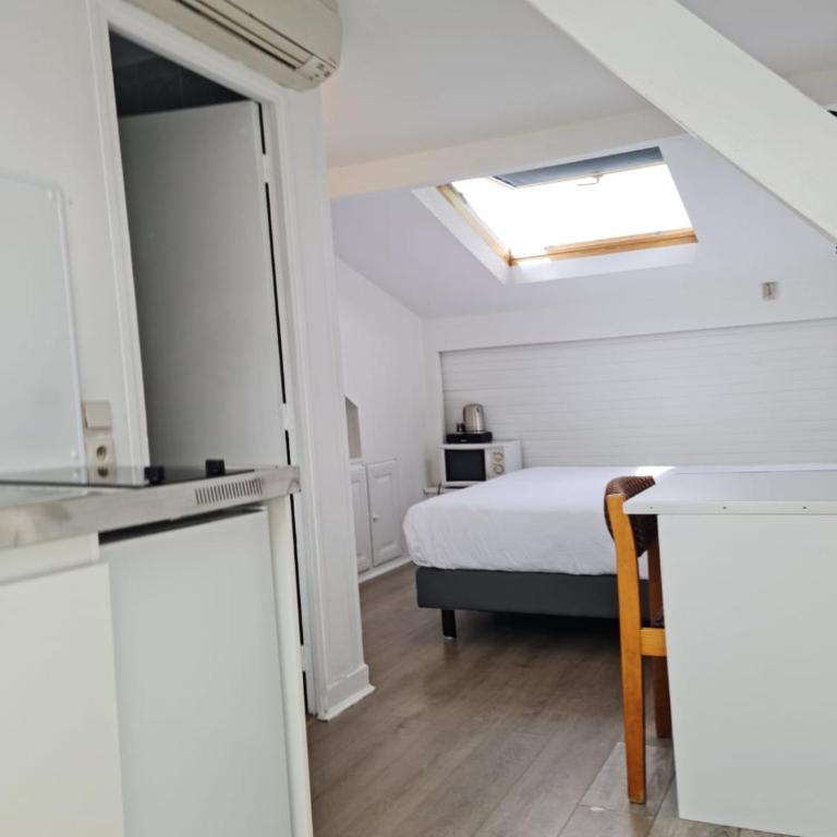 HOTEL PARIS PANAM-PERE LACHAISE-PLACE GAMBETTA-HOPITAL TENON-REPUBLIQUe - Studio Triple Standard - 4