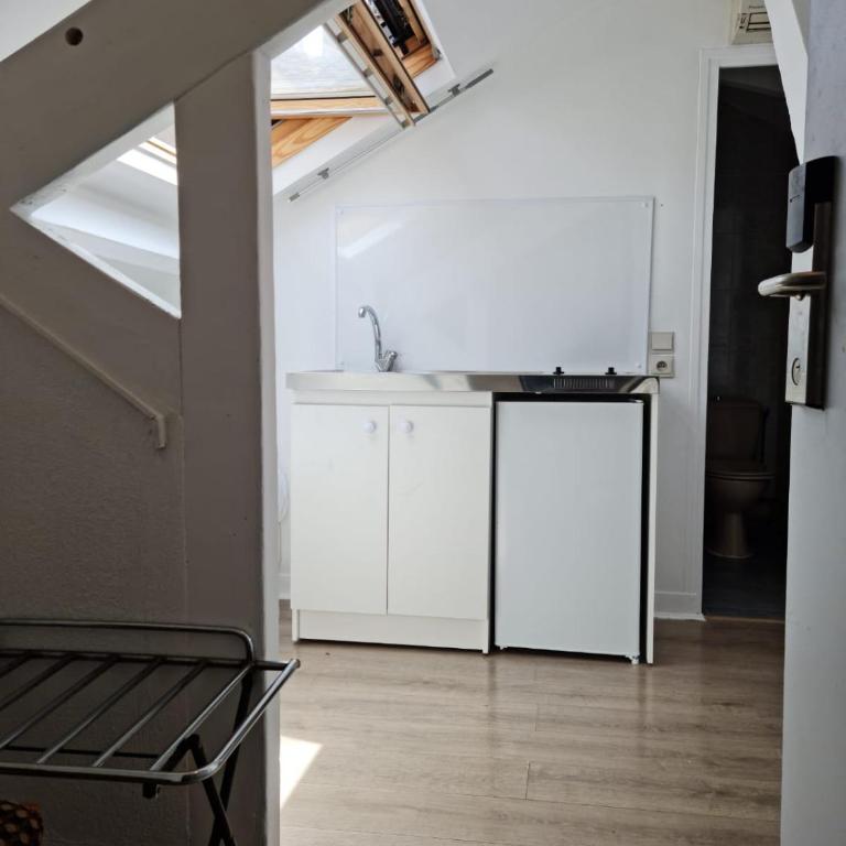 HOTEL PARIS PANAM-PERE LACHAISE-PLACE GAMBETTA-HOPITAL TENON-REPUBLIQUe - Studio Triple Standard - 3