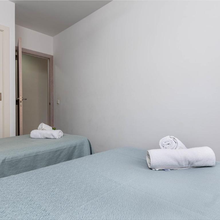 Acapulco Apartments - Apartment with Terrace - 11