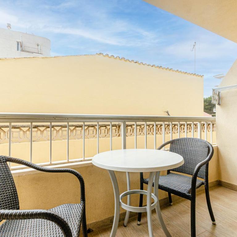 Acapulco Apartments - One-Bedroom Apartment - 4