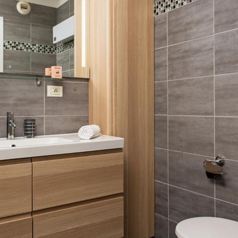 Spacieux appartement - Parking - Piscine - BV - Appartement 2 Chambres - 28