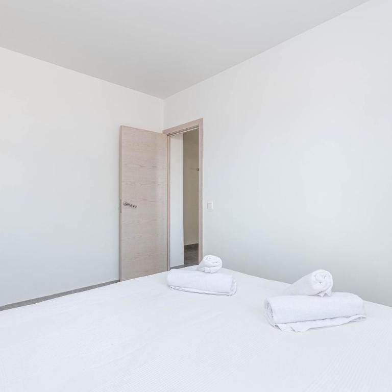 Acapulco Apartments - Apartment with Balcony - 2