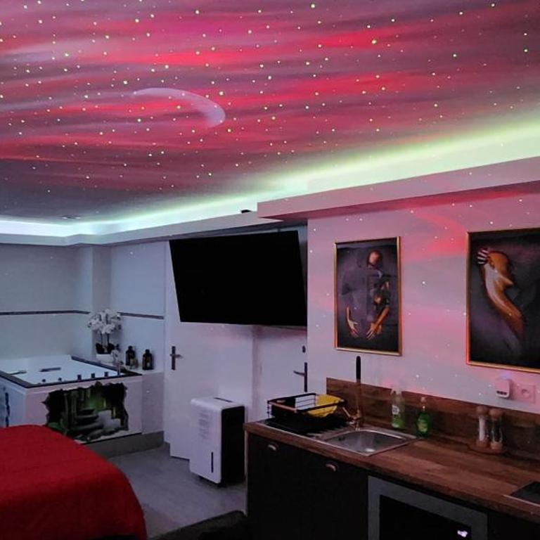 Love Room romantique avec Jacuzzi 2 places - Studio Lit Queen-Size de Luxe - 3